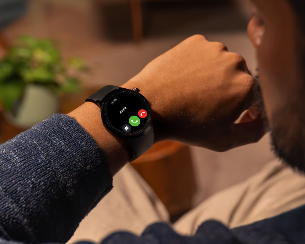 Chytré hodinky Motorola Moto Watch černé Muž má na zápěstí Motorola Moto Watch a telefonuje přes hodinky