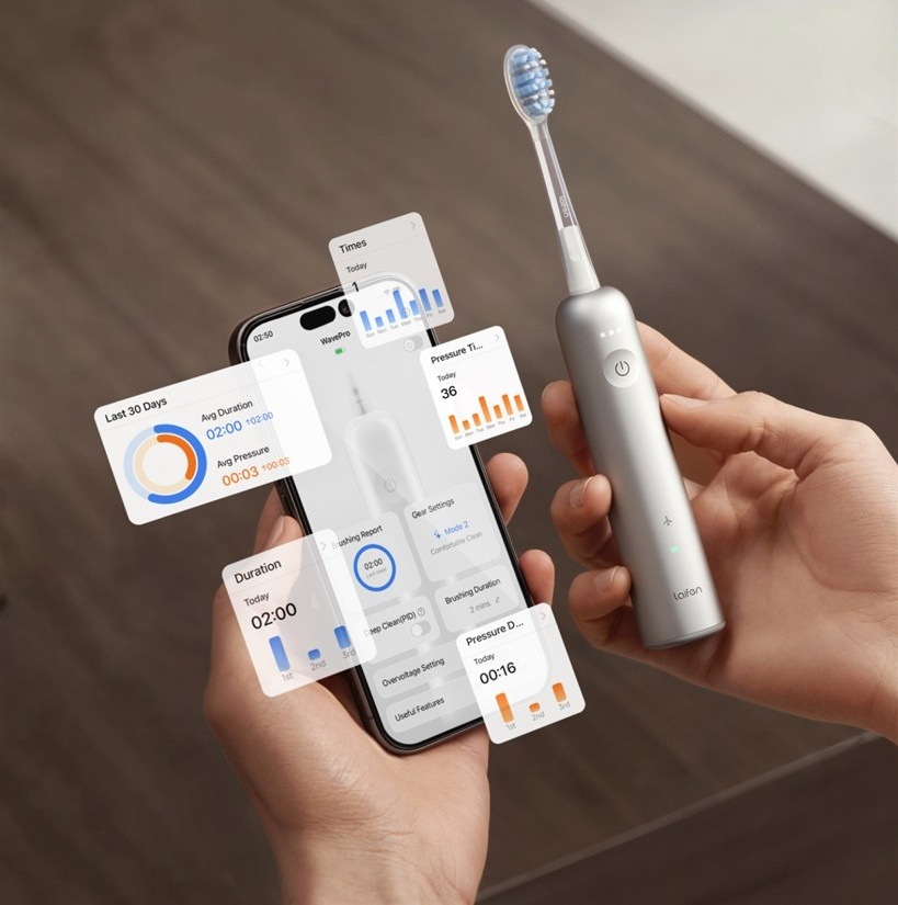 Zubní kartáček Laifen Wave Pro LFTB02-A Aluminium Alloy Silver stříbrný Ruka drží zubní kartáček Laifen Wave Pro vedle telefonu se statistikami čištění v aplikaci.