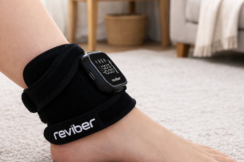 Detail masážního přístroje Reviber Zen Physio LED s aktivním červeným světlem