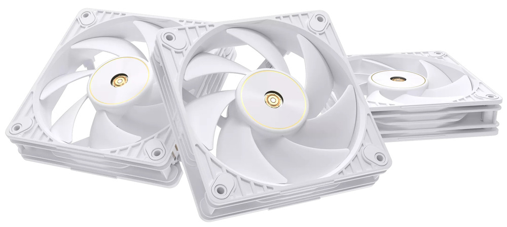 Ventilátor Asus ProArt PF120 White 3in1, 120 mm, 3 ks bílý Na obrázku je sada Ventilátor Asus ProArt PF120 White 3in1 – tři bílé 120mm ventilátory položené vedle sebe. Dva ventilátory jsou vepředu nakloněné k sobě a třetí leží vzadu na plocho, takže je vidět i jejich tloušťka. Každý má bílý čtvercový rám se čtyřmi montážními otvory a uvnitř široké bílé lopatky. Uprostřed je kruhový střed se zlatavým kroužkem a kovovým středem, typický pro řadu ProArt.