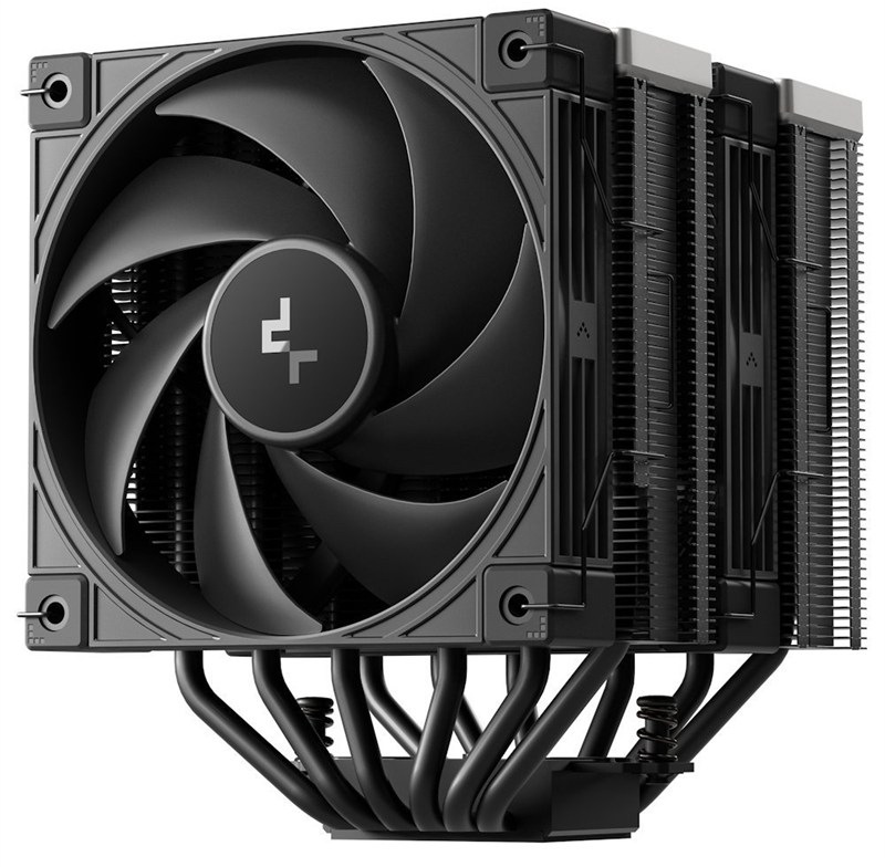 Na obrázku je chladič CPU DeepCool AK620 G2 DIGITAL NYX – velký věžový vzduchový chladič pro procesor. Vepředu má velký černý ventilátor s více lopatkami, který fouká vzduch skrz chladič. Za ventilátorem jsou dva bloky hustých kovových žeber (dvojitá „věž“) a dole je vidět šest zahnutých trubiček (heatpipe), které odvádějí teplo z procesoru do žeber. Nahoře je kryt s digitálním displejem pro zobrazení údajů o teplotě nebo výkonu.