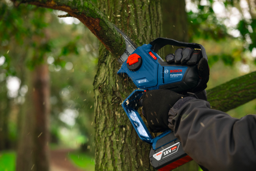 Prořezávání stromu jednoruční pilou Bosch Professional GKE 18V-15 v terénu