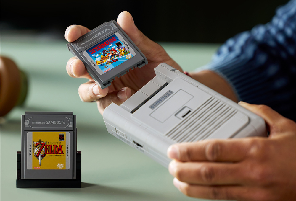 Do slotu můžete vložit jednu ze dvou cartridgí Game Pak z kostek LEGO – The Legend of Zelda: Link's Awakening nebo Super Mario Land