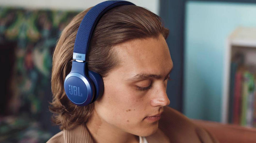 Sluchátka JBL Live 670NC černá
