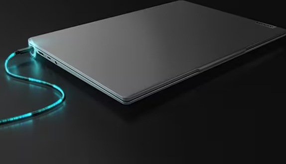 Notebook Lenovo IdeaPad Slim 5 16AHP11 modrý Zavřený notebook Lenovo IdeaPad Slim 5 s připojeným napájecím kabelem
