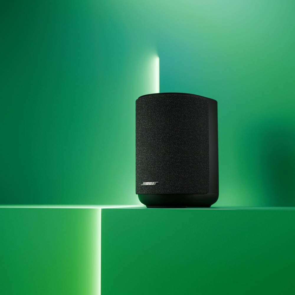 Reproduktor Bose Lifestyle Ultra na barevném pozadí