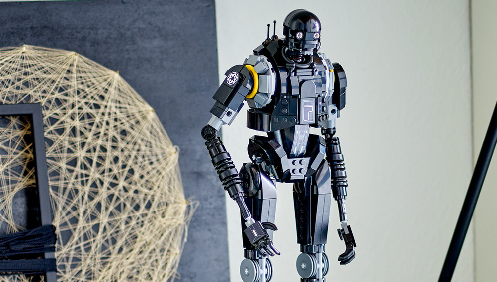 Model droida K-2SO z kostek LEGO zaujme výraznou siluetou a stane se působivou součástí sbírky fanouška Star Wars.