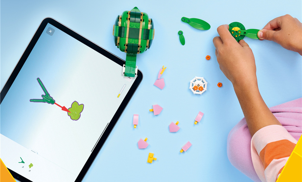 Stavebnice LEGO® Creator 3 v 1 31377 Želva s leknínem Chameleon, žába i želva mají pohyblivé prvky, které dětem umožňují zapojit zvířátka do vlastních příběhů.