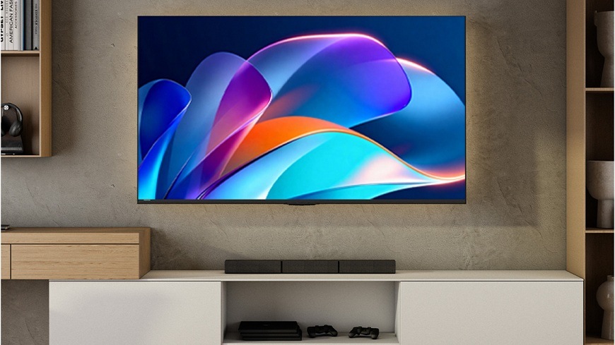 Televize Hisense 50A6S televize Hisense 50A6S s barvami na displeji visí na zdi v obýváku