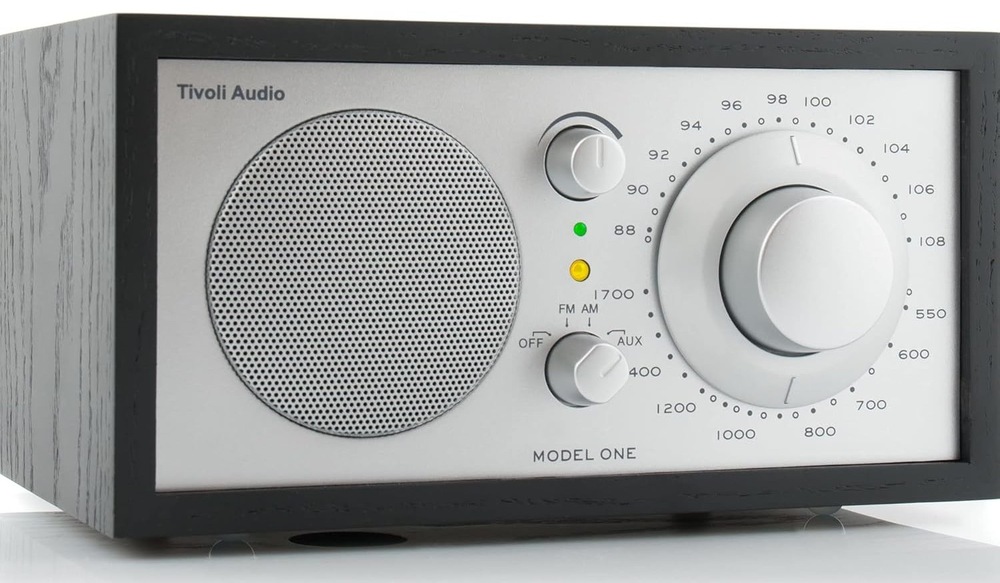 Radiopřijímač Tivoli Audio Model One černý/stříbrný Radiopřijímač Tivoli Audio Model One M1-SLB prostřednictvím AUX vstupu lze připojit k telefonu či tabletu nebo MP3 přehrávači