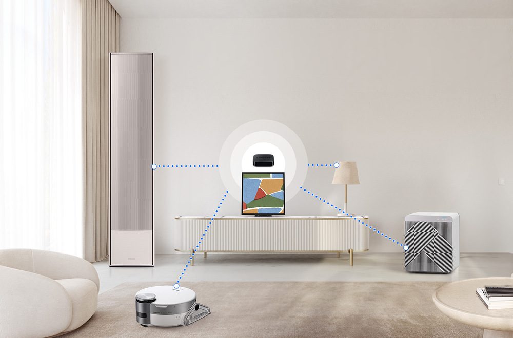 Reproduktory Samsung HW-LS60D, Music Frame (2 ks) černé Samsung HW-LS60D, Music Frame stojí na nízké skříňce v obývacím pokoji, z reproduktoru vycházejí tečkované linky spojující jej s dalšími zařízeními (reproduktory a robotickým vysavačem)