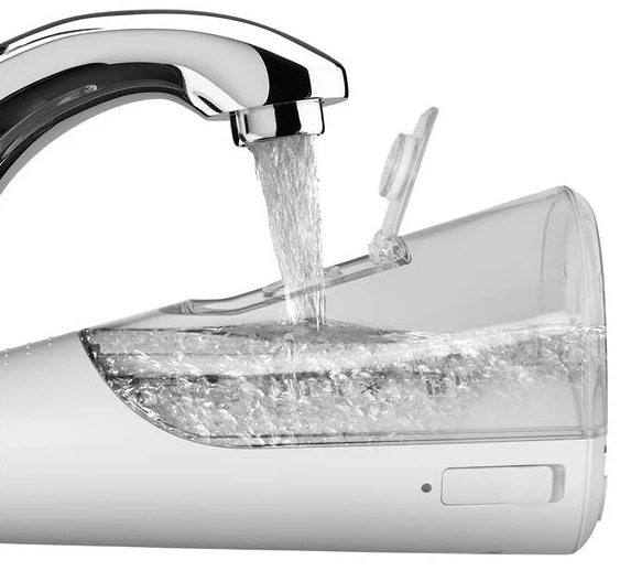 Odnímatelná nádržka ústní sprchy Waterpik WF26EU se plní vodou z kohoutku