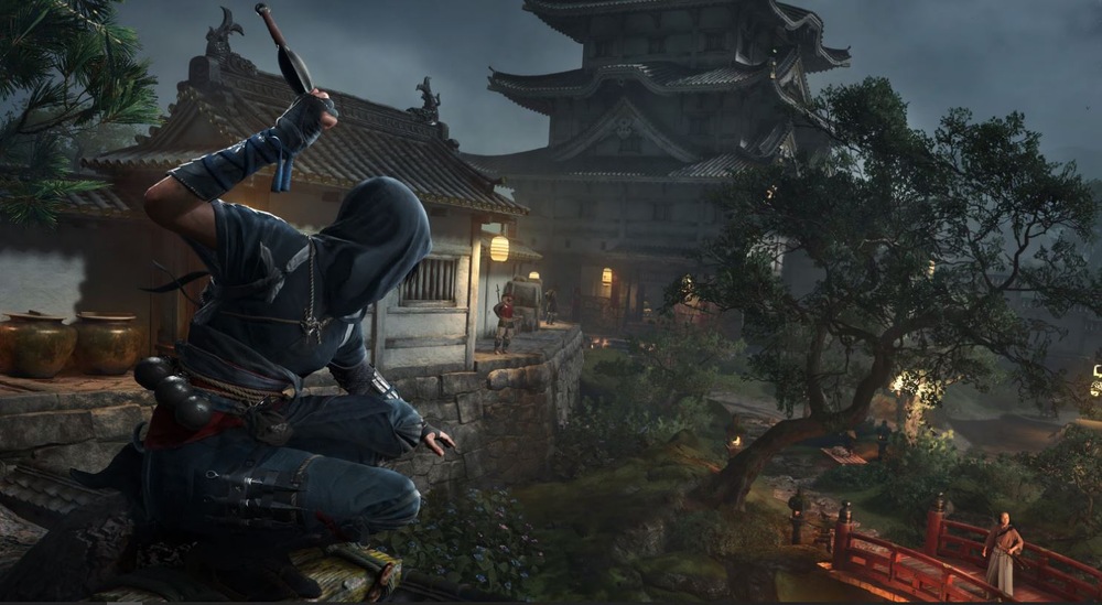 Obrázek ze hry Assassin's Creed Shadows. Hlavní postava vyhlíží svůj cíl ze střechy a připravuje se na smrtící úder. 