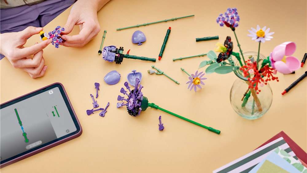 Stavebnice LEGO® Botanicals 11507 BOTANICALS 11507 Jednotlivé květiny lze libovolně aranžovat a vytvořit tak pokaždé jinou barevnou dekoraci do dětského pokoje.