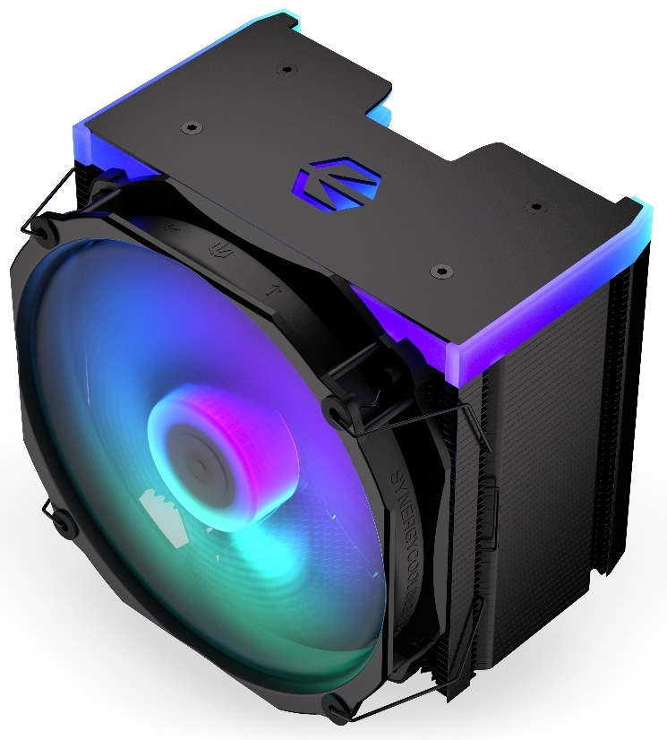Chladič CPU ENDORFY Fortis 5 ARGB Black Na obrázku je chladič CPU ENDORFY Fortis 5 ARGB Black z šikmého horního pohledu. Vepředu je velký ventilátor s duhovým ARGB podsvícením, který vytváří barevný kruhový efekt. Nahoře je plochý černý kryt s logem, jehož okraje svítí modro-fialově. Na pravé straně je blok hustých černých kovových žeber (radiátor) a dole je patrný svazek šesti zahnutých černých trubiček (heatpipe), které odvádějí teplo z procesoru do žeber.