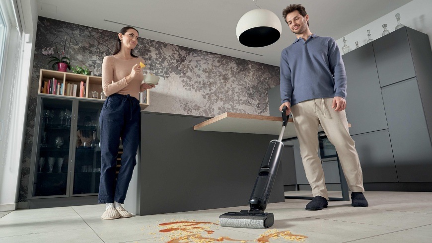 vysavač Hoover HW300 011 uklízí jídlo z podlahy kuchyně