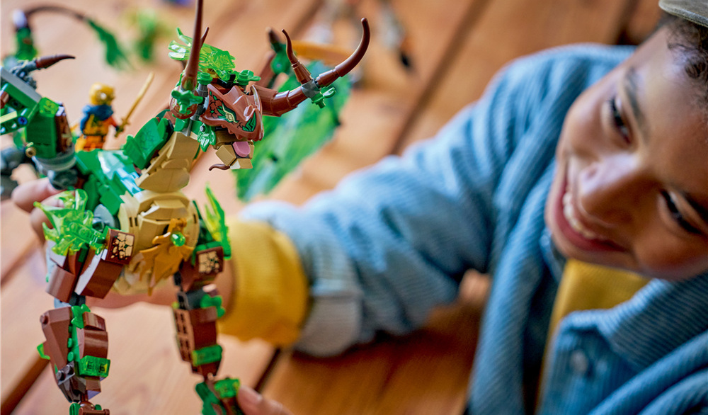 Osm postav LEGO NINJAGO nabízí dětem dostatek hrdinů i protivníků pro vlastní souboje a dobrodružství.