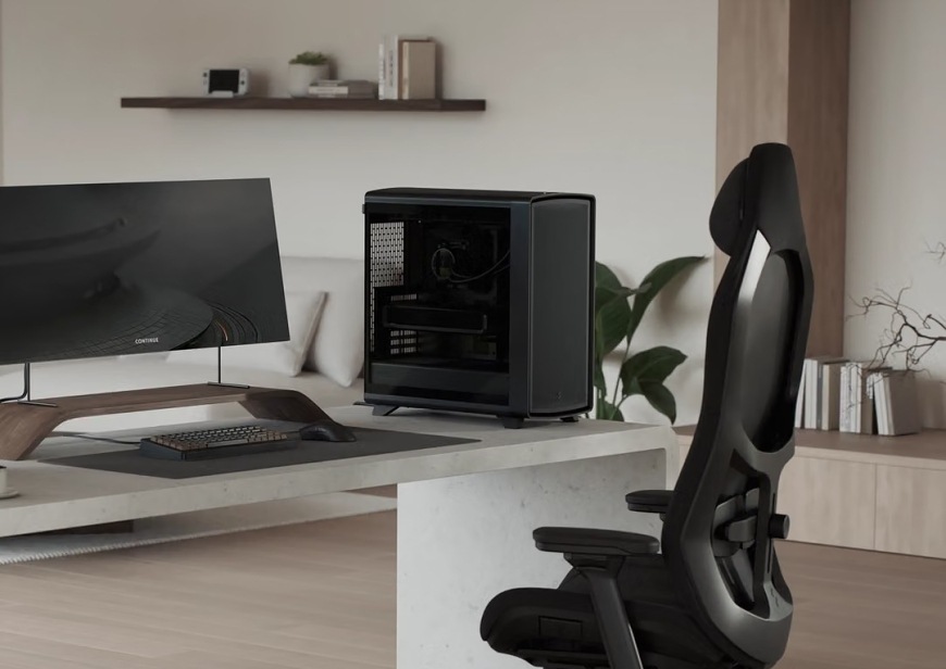 FRACTAL DESIGN Summit Blackout TG Light Tint s prosklenou bočnicí umístěná na pracovním stole