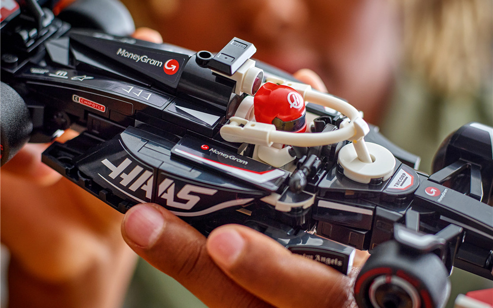 Stavebnice LEGO® Speed Champions 77250 Závodní auto MoneyGram Haas F1® Team VF-24 Svatozář, zadní křídlo, týmové polepy a širší pneumatiky dodávají modelu autentický závodní vzhled.