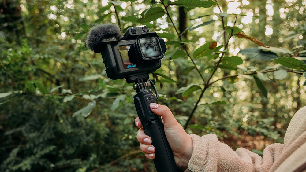Mikrofon GoPro Media Mod MISSION 1 černé Kamera GoPro s mikrofonem v ruce při natáčení v lese