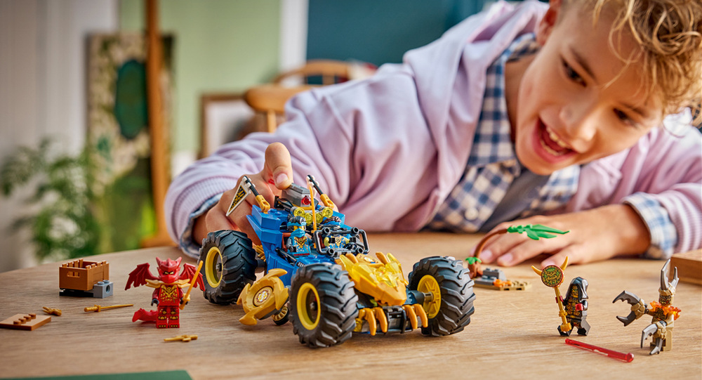 Stavebnice LEGO® NINJAGO® 71856 Jay a jeho transformační auto Odnímatelný pružinový vystřelovač se dvěma šipkami poslouží ve vozidle i jako samostatná obranná věž.