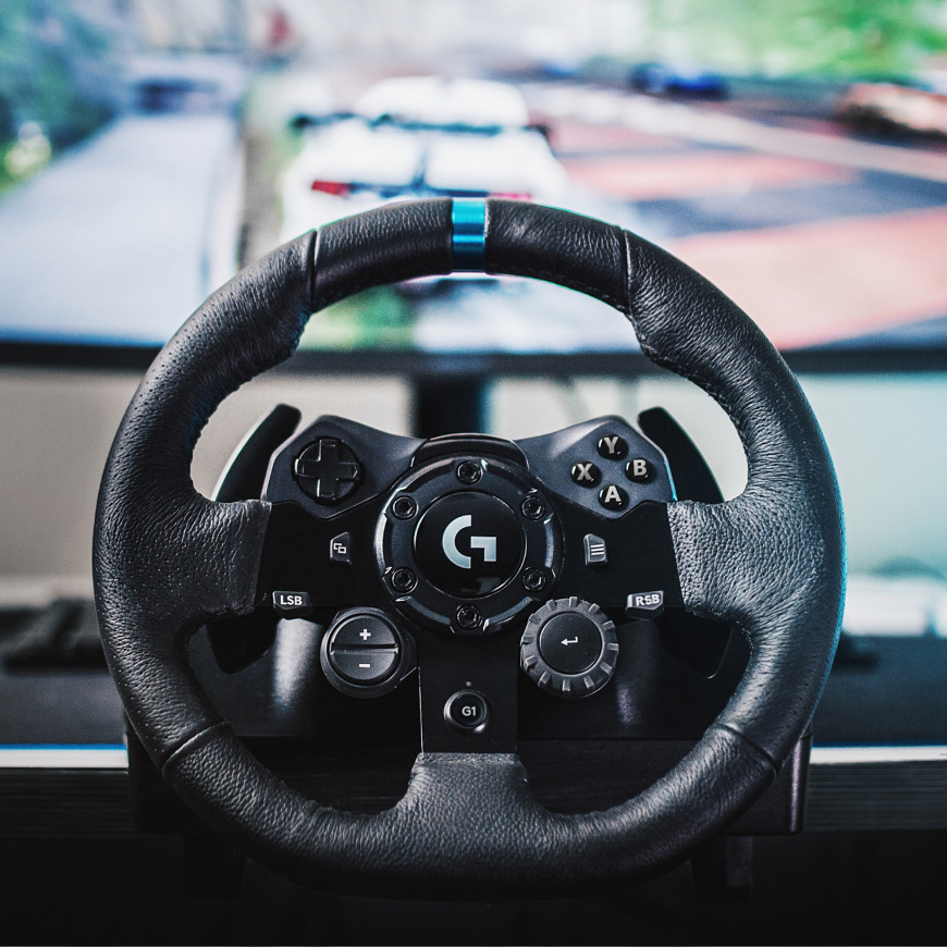 Detail volantu Logitech G923 Racing Wheel při závodění před monitorem
