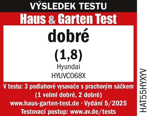 Červený testovací štítek Haus & Garten Test na podlahový vysavač Hyundai s hodnocením dobré a známkou 1,8