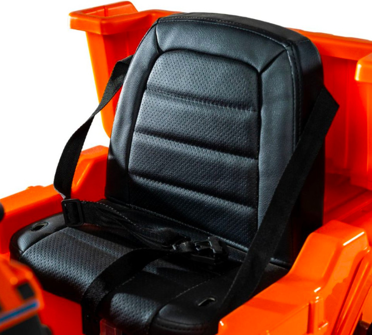 Detail koženého sedadla s bezpečnostním pásem u sklápěče BLUETOUCH