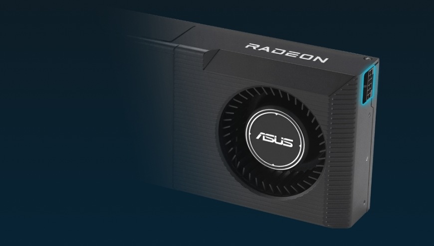 Detail přední části karty s radiálním ventilátorem a označením Radeon
