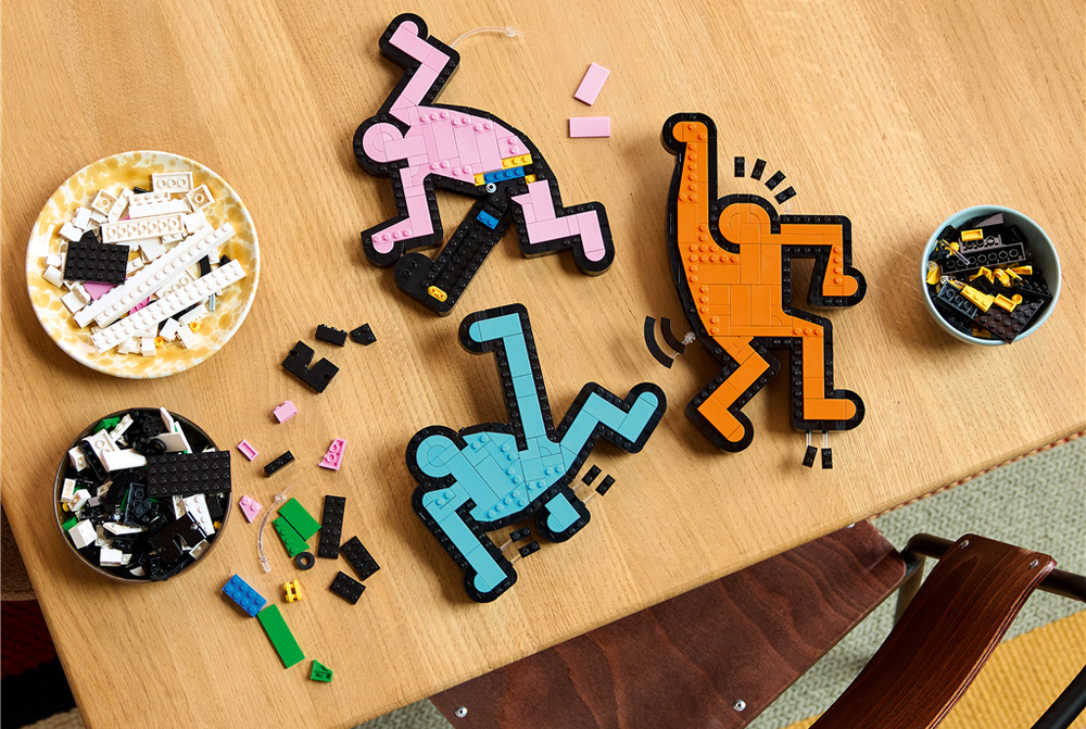 Stavebnice LEGO® Art 31216 Keith Haring – Tančící postavy Pět samostatných figur můžete vystavit společně, rozdělit je do menších dekorací nebo zavěsit na stěnu
