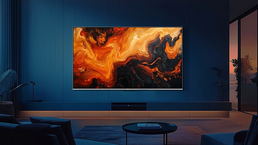 Televize Haier H75M90EUX visí na stěně v obývacím pokoji