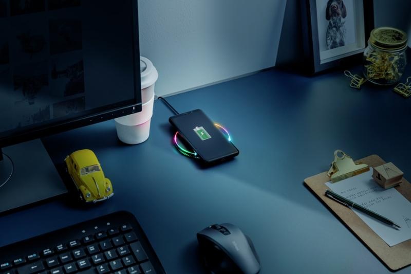 Bezdrátová nabíječka Trust Lumo10 RGB, QC 3.0 černá Bezdrátová nabíječka Trust Lumo10 RGB, QC 3.0 černá