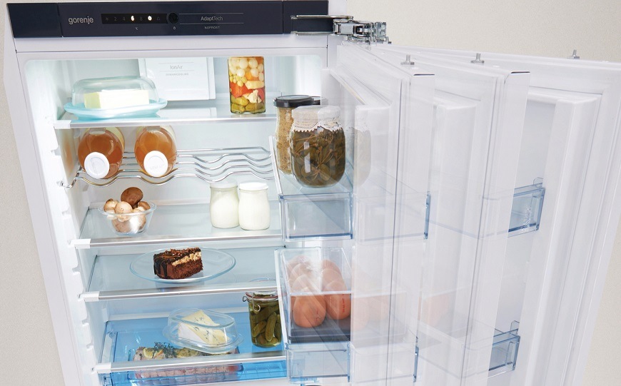 Chladnička s mrazničkou Gorenje Advanced NRKI418EA0 bílá Vestavná chladnička Gorenje NRKI418EA0, technologie AdaptTech