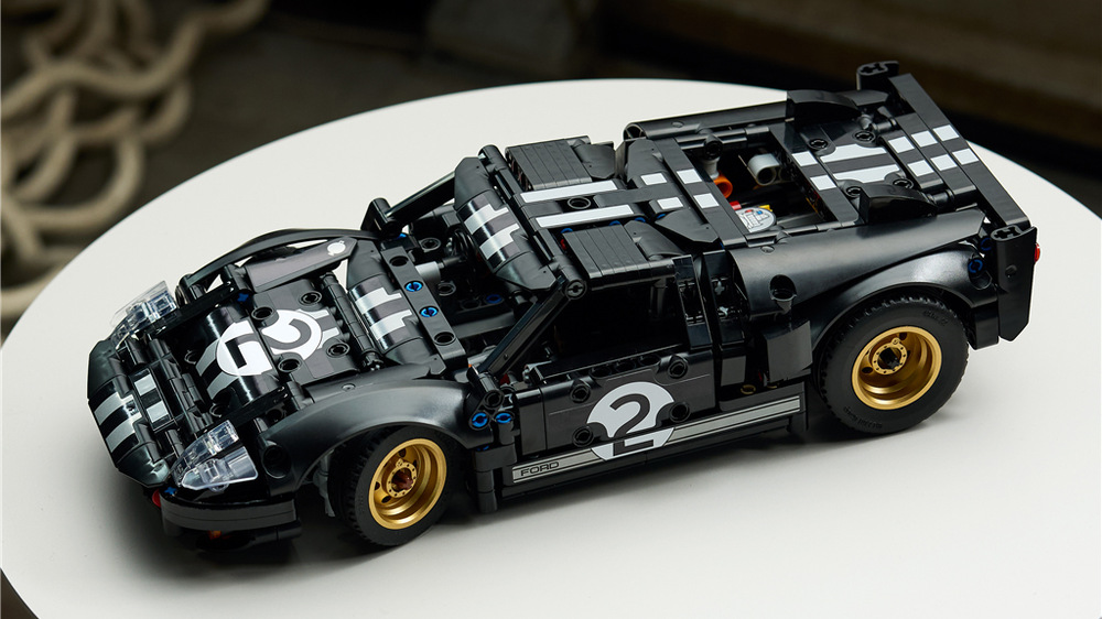 Model Fordu GT40 MKII z roku 1966 věrně zachycuje jeho ikonický závodní vzhled i konstrukci.