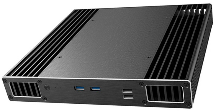 Na fotografii je černá hliníková skříň AKASA Plato RC pro ASUS NUC 14 Pro v nízkém „desktop“ provedení. Tělo má výrazné boční žebrování pro pasivní chlazení a na čelním panelu jsou vidět výřezy pro porty včetně dvou modrých USB. Po stranách čela jsou mřížky/otvory pro proudění vzduchu a celý panel je uchycený šrouby v rozích.