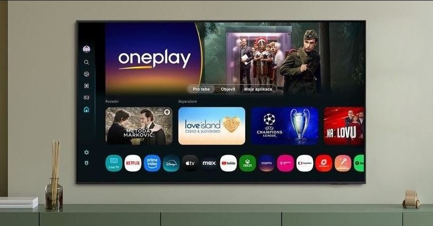 Televize Samsung The Frame Pro QE75LS03HW seznam služeb a aplikaci na televizi Samsung the frame pro. Televize visi na zdi a pod ni je stolek a drobnosti