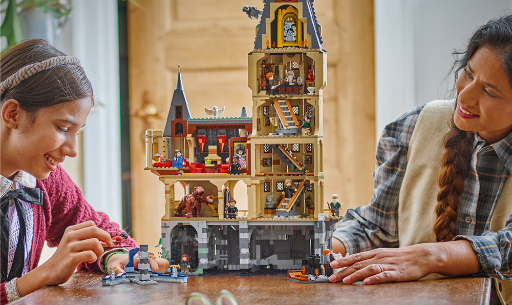 Stavebnice LEGO® Harry Potter™ 76454 Bradavický hrad: Hlavní věž Hlavní věž Bradavic ukrývá řadu místností a odnímatelné prostory s okřídlenými klíči a kouzelnickými šachy.
