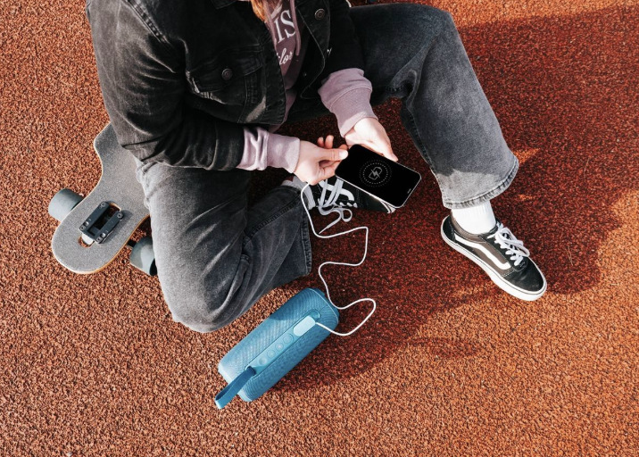 Mobilní telefon připojený k powerbance reproduktoru Concept SoundJoy BR5532 nabíjecím kabelem