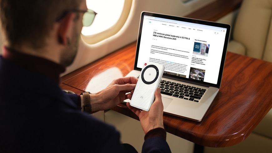 Router ZTE U30 Air 5G Mobile Wi-Fi při práci na notebooku a připojení mobilního telefonu k internetu
