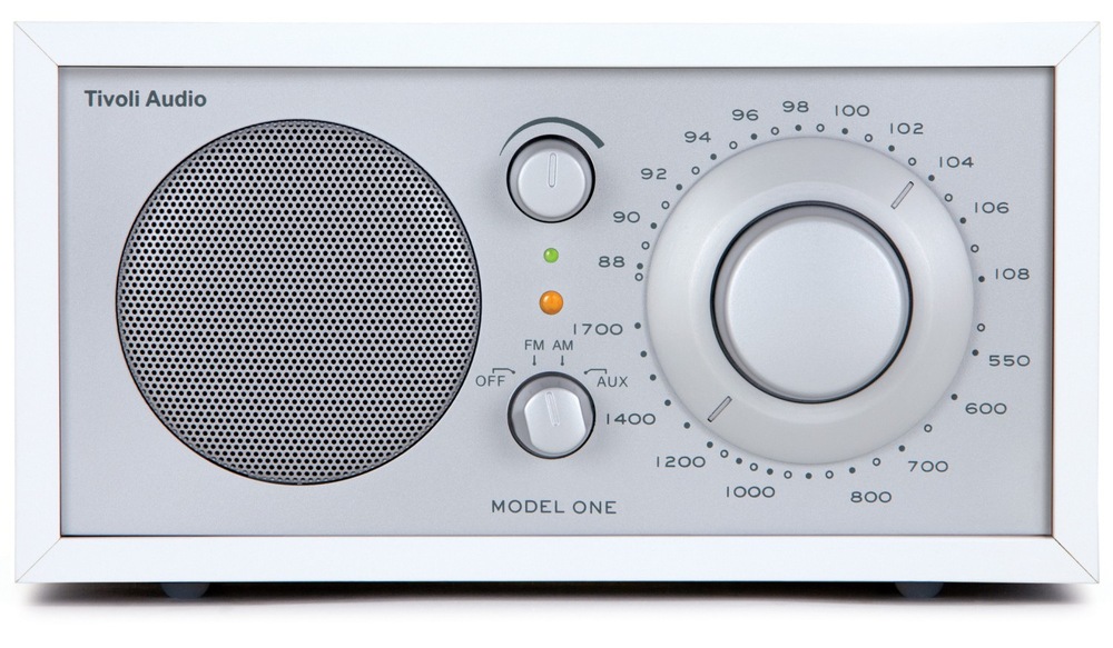 Radiopřijímač Tivoli Audio Model One M1-WHT obsahuje sluchátkový výstup pro pohodový poslech bez rušení okolí