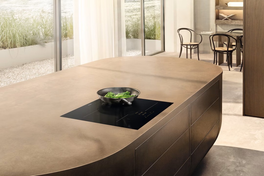 Indukční varná deska Miele KM 8565 FL MattFinish černá Výkonné zóny PowerFlex s boosterem až 7 360 W zajistí rychlý ohřev i maximální flexibilitu.