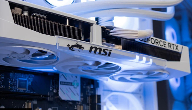Herní počítač HAL3000 Master Gamer Ultimate-K bílý HAL3000 Master Gamer Ultimate-K dodává sílu dedikovaná grafická karta NVIDIA GeForce RTX 5070 Ti