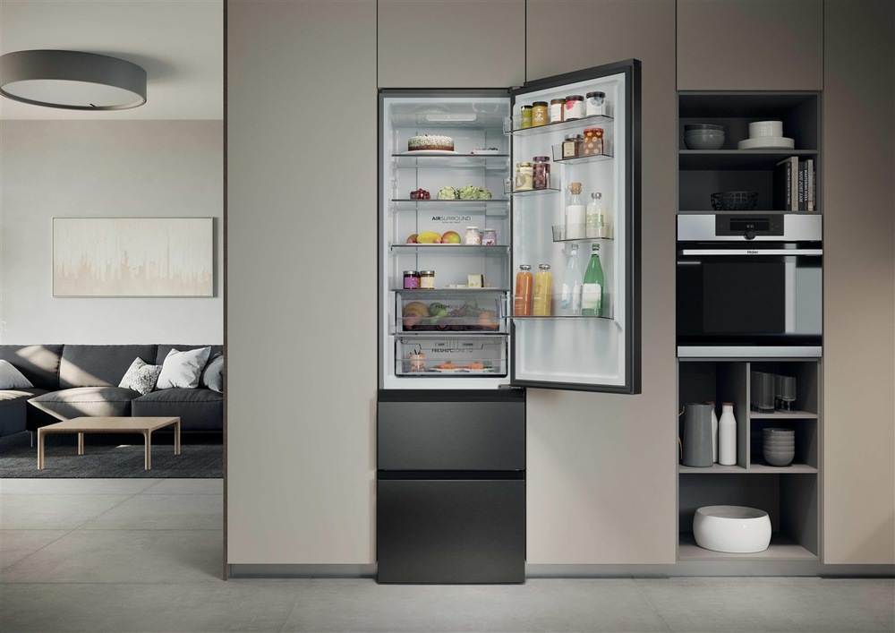 Chladnička s mrazničkou Haier HTR3620CNPW bílá Chladnička komb. Haier HTR3620CNMP lifestylové foto v kuchyni
