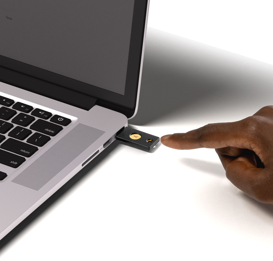 Yubico YubiKey 5C NFC připojený k notebooku