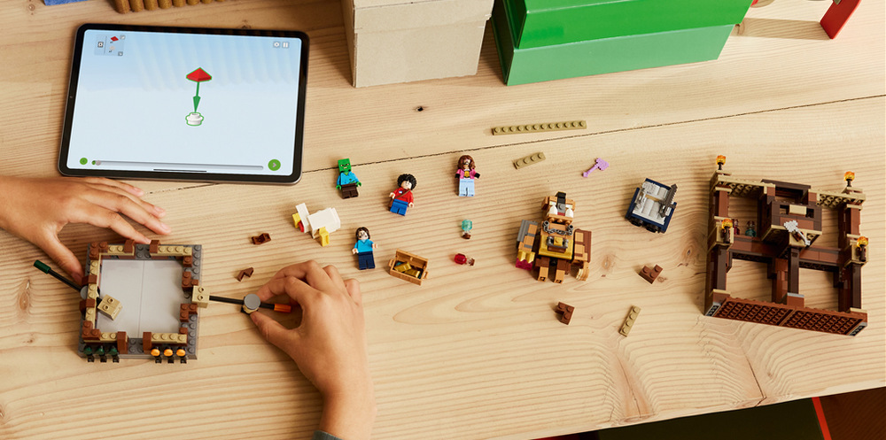 Stavebnice LEGO® Minecraft® 21272 Bojový ring v Lesním sídle Stavebnice LEGO Minecraft převádí herní svět do fyzické podoby a dětem od deseti let umožňuje tvořit vlastní scény.
