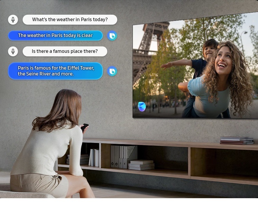 Žena používá hlasového asistenta Bixby u sledování televize
