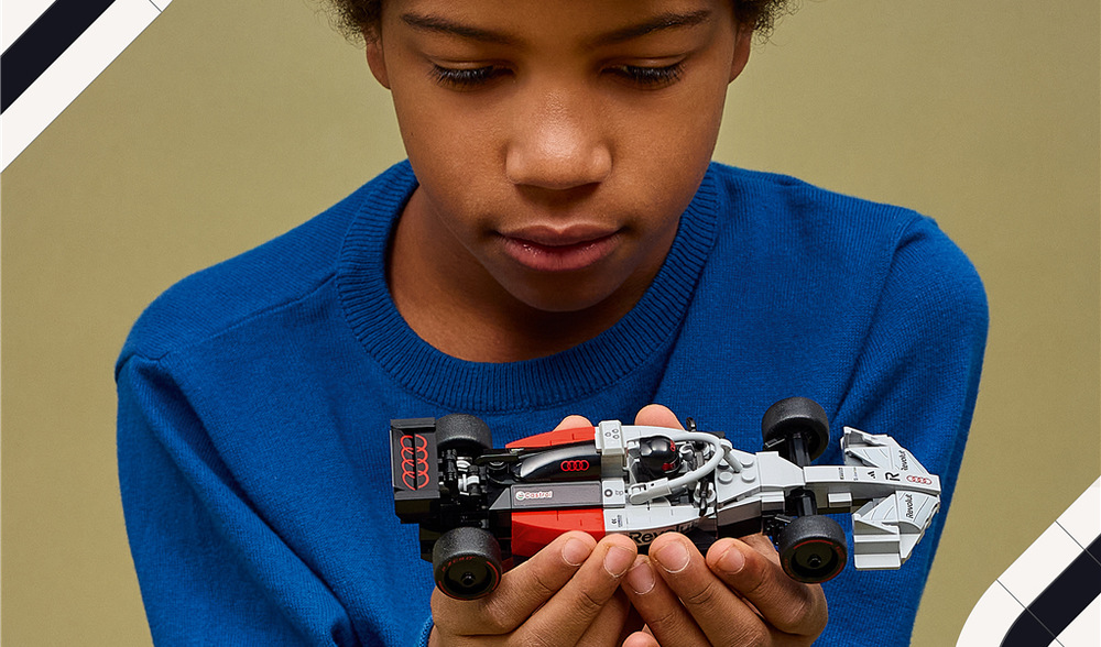 Stavebnice LEGO® Speed Champions 77259 Závodní auto Audi Revolut F1® Team R26 Zadní křídlo, týmové logo a minifigurka pilota dodávají modelu autentický vzhled závodního monopostu Audi.