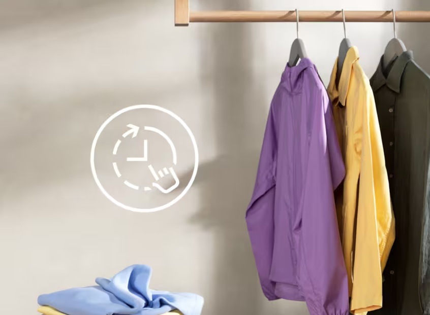 Pračka Electrolux Série 600 EW6F8482C bílá Košile na ramínku a neposkládaná košile na stoličce. Uprostřed symbol úspory času.