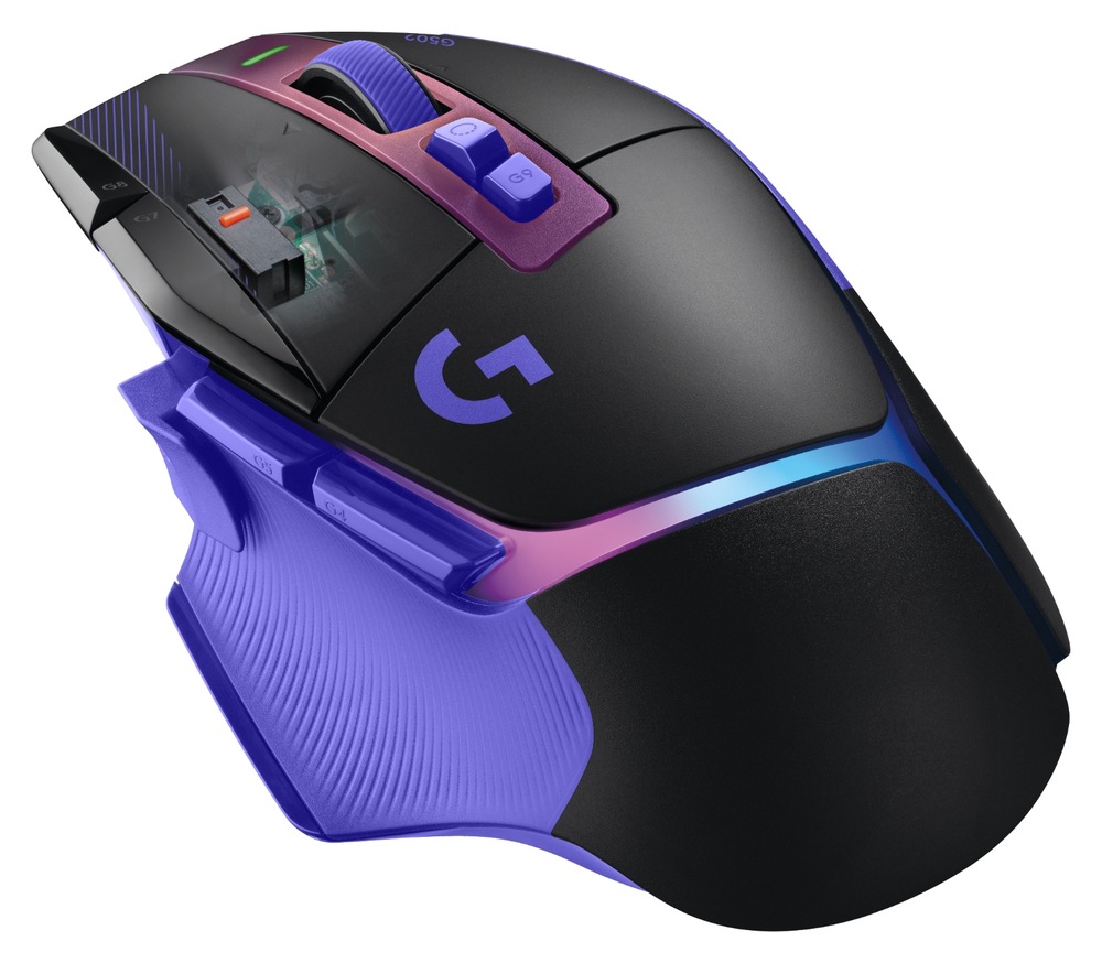 Myš Logitech G502 X Plus fialová Myš Logitech G502 X Plus v detailním produktovém záběru z horního úhlu s viditelnými programovatelnými tlačítky a podsvícením