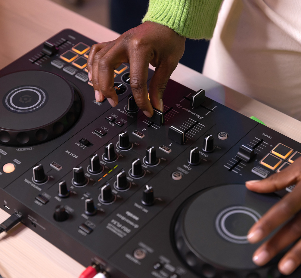Mixážní pult Pioneer DJ DDJ-FLX4 Mixážní pult Pioneer - Smart Mixing pro snadnější a plynulejší přechody